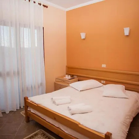 Royal Hotel *